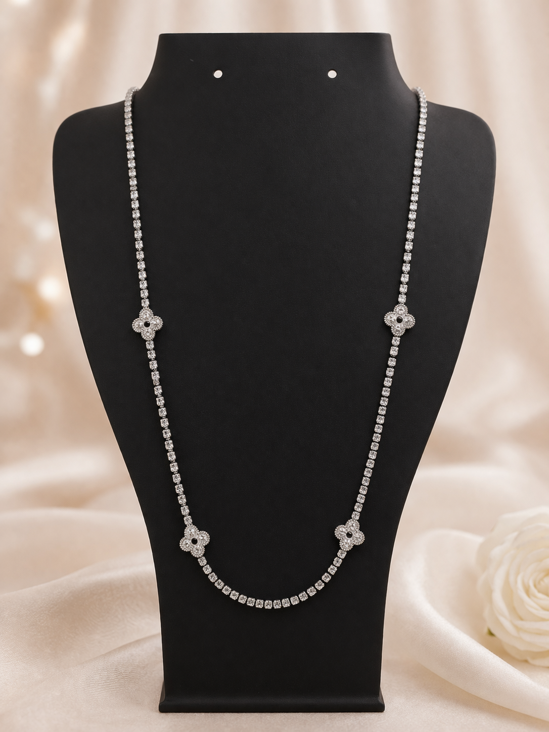 Colar folheado a prata com inspiração VG